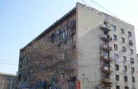 აივნიდან გადმოვარდნილი სამშენებლო მასალა ქალს დაეცა