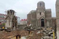 თურქულმა კომპანიამ ბათუმში ტაძრის გალავანი დაანგრია