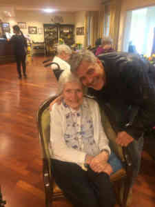 ჯორჯ კლუნიმ 87 წლის ქალს დაბადების დღე მიულოცა