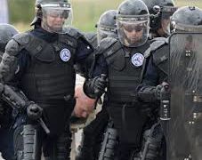 საფრანგეთის პოლიციამ პარიზში პოლიციელზე და სამხედროზე თავდამსხმელის ოჯახის ორი წევრი დააკავა