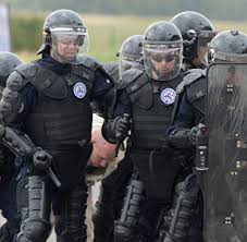 საფრანგეთის პოლიციამ პარიზში პოლიციელზე და სამხედროზე თავდამსხმელის ოჯახის ორი წევრი დააკავა