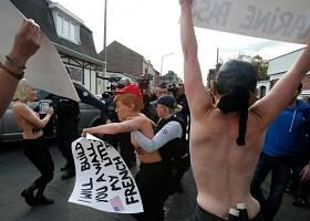 მარინ ლე პენს საარჩევნო უბანთან FEMEN-ის მკერდმოშიშვლებული აქტივისტი გოგონები დახვდნენ