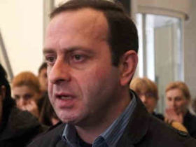 გუგავა: ივანიშვილი კონსტიტუციას თავზე ვერ გადაგვახევს