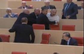 ემზარ კვიციანმა გიგა ბოკერიას წყლით სავსე ჭიქა ესროლა ემზარ კვიციანმა გიგა ბოკერიას წყლით სავსე ჭიქა ესროლა