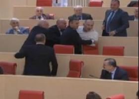 ემზარ კვიციანმა გიგა ბოკერიას წყლით სავსე ჭიქა ესროლა