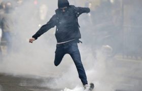 პარიზში პოლიციამ საპროტესტო აქციაზე ცრემლსადენი გაზი გამოიყენა