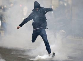 პარიზში პოლიციამ საპროტესტო აქციაზე ცრემლსადენი გაზი გამოიყენა