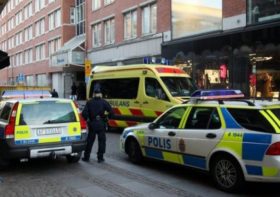 სტოკჰოლმის პოლიცია 2 ადამიანს კითხავს