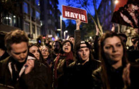 თურქეთში რეფერენდუმის შედეგების გაუქმებას ითხოვენ. დაკავებულია 19 ადამიანი