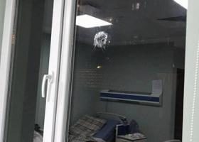 ინფექციურ საავადმყოფოს ფანჯრებს რამდენიმე ტყვია ესროლეს
