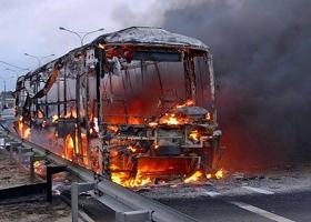 ტრაგედია ინდოეთში - 22 ადამიანი ავტობუსში დაიწვა
