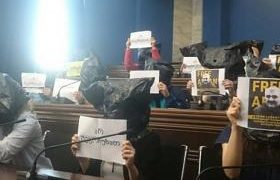 ტომარაჩამოცმული ჟურნალისტები პარლამენტში - პროტესტი კომიტეტის სხდომაზე ტომარაჩამოცმული ჟურნალისტები პარლამენტში - პროტესტი კომიტეტის სხდომაზე