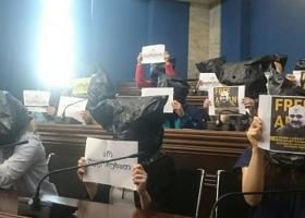 ტომარაჩამოცმული ჟურნალისტები პარლამენტში - პროტესტი კომიტეტის სხდომაზე