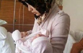 თურქეთში ახალგაზრდა დედა მშობიარობის შემდეგ დააკავეს