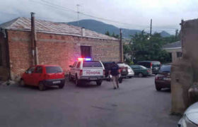 გორის ვიცე მერის, გოგა რაზმაძის, ბინა დააყაჩაღეს - ქალად გადაცმულმა მძარცველებმა ტყუპების ძიძას თავში ჩაარტყეს გორის ვიცე მერის, გოგა რაზმაძის, ბინა დააყაჩაღეს - ქალად გადაცმულმა მძარცველებმა ტყუპების ძიძას თავში ჩაარტყეს