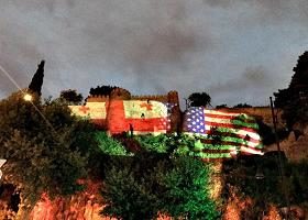 ევროპის მოედანი საქართველოსა და აშშ-ის დროშების ფერებში განათდა