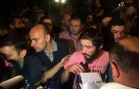 ვარდების მოედანზე, ბარ "კანუდოსთან" გიორგი გიორგიძე მოპედიდან გადმოაგდეს და პოლიციის სამმართველოში გადაიყვანეს ვარდების მოედანზე, ბარ "კანუდოსთან" გიორგი გიორგიძე მოპედიდან გადმოაგდეს და პოლიციის სამმართველოში გადაიყვანეს