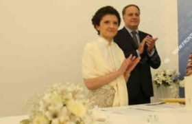 თეა წულუკიანი ჯვარს იწერს თეა წულუკიანი ჯვარს იწერს