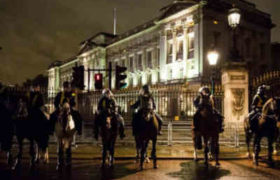 ლონდონი - ბუკინგემის სასახლესთან 2 პოლიციელი ხმლით დაჭრეს