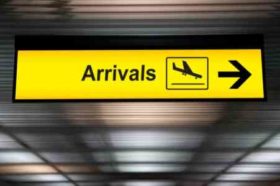 ისლანდიის საერთაშორისო აეროპორტის მოსაცდელ დარბაზში თავდამსხმელი ავტომობილით შეიჭრა