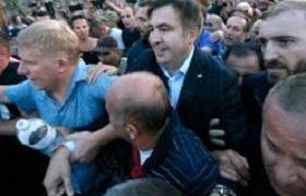 ''უკრაინაში, ჩერნივცის მახლობლად პოლიციამ მიხეილ სააკაშვილის კორტეჟი საგზაო წესების დარღვევისთვის გააჩერა, თუმცა ჯარიმა არ გამოუწერეს''