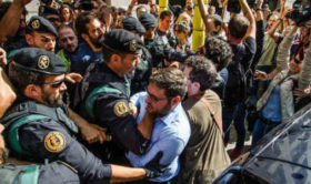 კრიზისი ესპანეთში: კატალონია დამოუკიდებლობის რეფერენდუმისთვის ემზადება - ესპანეთის მთავრობამ დახურა 1.300 სკოლაში გახსნილი საარჩევნო უბნები