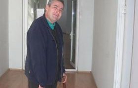 ჟურნალისტმა ვასიკო სილაგაძემ დიდუბის ეკლესიასთან მათხოვრობა დაიწყო - ”ამ ფორმით გამოვხატავ პროტესტს”