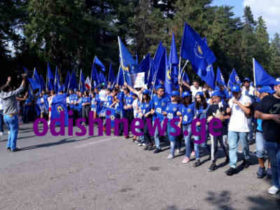 ზუგდიდში მოსწავლეებს "ქართული ოცნების" მაისურები ჩააცვეს - "წამოსვლა სკოლის დირექტორმა გვთხოვა"
