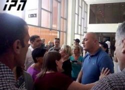 ზუგდიდში მოსახლეობა სამხარეო ადმინისტრაციაში შეიჭრა - აქციას ზვიად სიჭინავა შეუერთდა ზუგდიდში მოსახლეობა სამხარეო ადმინისტრაციაში შეიჭრა - აქციას ზვიად სიჭინავა შეუერთდა