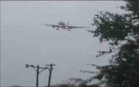 თვითმფრინავი ქარიშხალმა გაიტაცა - ვიდეო