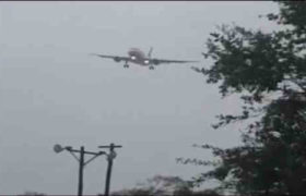 თვითმფრინავი ქარიშხალმა გაიტაცა - ვიდეო