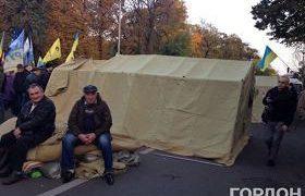 სააკაშვილმა პოროშენკოს კარვები გაუშალა