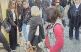 თბილისის 67-ე სკოლის მოსწავლეები ქიმიის მასწავლებლის მხარდასაჭერად აქციას მართავენ