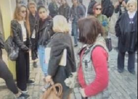 თბილისის 67-ე სკოლის მოსწავლეები ქიმიის მასწავლებლის მხარდასაჭერად აქციას მართავენ