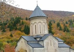 თბილისიდან ექსკურსიაზე ჩასული მე-6 კლასელი გოგონები ყინწვისში, ტაძრის სანახავად არ შეუშვეს