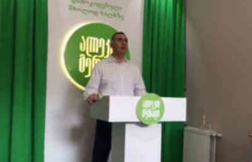 ელისაშვილი - "კალაძეს გული უსკდება მეორე ტურის პერსპექტივაზე - უბნებთან დგანან შავებში ჩაცმული ადამიანები საწერი კალმებით, ფურცლებით და სიებით" ელისაშვილი - "კალაძეს გული უსკდება მეორე ტურის პერსპექტივაზე - უბნებთან დგანან შავებში ჩაცმული ადამიანები საწერი კალმებით, ფურცლებით და სიებით"