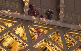 პარიზში ეიფელის კოშკიდან თვითმკვლელობის მოსურნე კაცი მეხანძრეებმა ჩამოიყვანეს