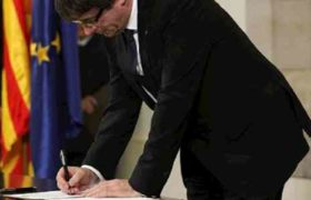 კარლეს პუჩდემონმა კატალონიის დამოუკიდებლობის დეკლარაციას ხელი მოაწერა