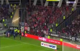 საფრანგეთის ჩემპიონატის მატჩში ქომაგები ტრიბუნიდან გადმოვარდნენ - ვიდეო