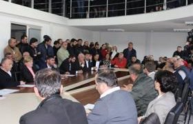 ბორჯომში დეპუტატებმა ერთმანეთს ბოთლები დაუშინეს