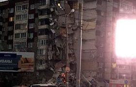 რუსეთში 9 სართულიანი კორპუსის ნაწილი მთლიანად ჩამოიშალა