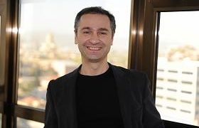 ზურა მანჯავიძემ სტუმარს მიკროფონი ჩაარტყა თავში