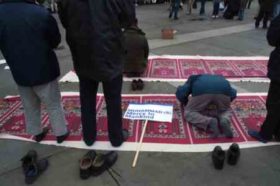 საფრანგეთში მუსლიმებს ქუჩაში ლოცვას აუკრძალავენ