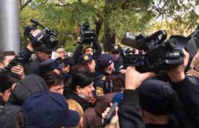 არეულობა პროკურატურასთან - პოლიცია ბავშვთა სამყაროს დაზარალებულებს კარვის გაშლის უფლებას არ აძლევს
