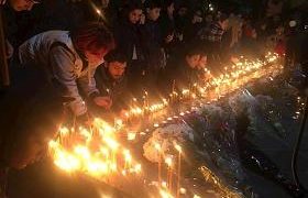 აქცია 51-ე სკოლასთან - მოქალაქეები სანთლებს ანთებენ და ყვავილებს ტოვებენ აქცია 51-ე სკოლასთან - მოქალაქეები სანთლებს ანთებენ და ყვავილებს ტოვებენ