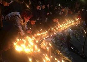 აქცია 51-ე სკოლასთან - მოქალაქეები სანთლებს ანთებენ და ყვავილებს ტოვებენ