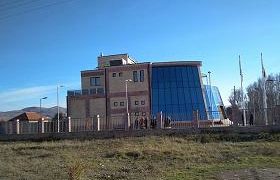გარდაცვლილი გოგონას საქმრო და მეზობელი ბინაში აივნიდან შევიდნენ და ცხედრები აღმოაჩინეს - დედა სავარძელში იჯდა, შვილი კი გვერდით იატაკზე ნახეს