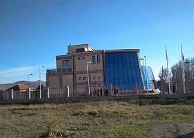გარდაცვლილი გოგონას საქმრო და მეზობელი ბინაში აივნიდან შევიდნენ და ცხედრები აღმოაჩინეს - დედა სავარძელში იჯდა, შვილი კი გვერდით იატაკზე ნახეს
