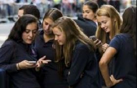 მოსწავლეებს სკოლებში მობილურების ტარება აეკრძალებათ - მაკრონი პირობას ასრულებს