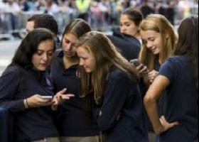 მოსწავლეებს სკოლებში მობილურების ტარება აეკრძალებათ - მაკრონი პირობას ასრულებს